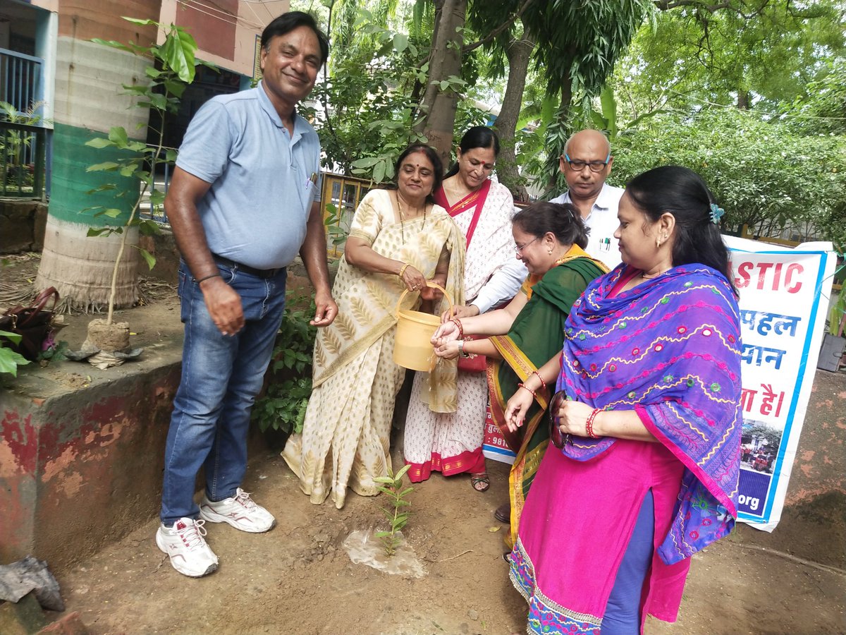 urmilasharma105's tweet photo. @dpcdelhi Tree plantation drive  by DPC at Govt Boys Sr sec school  Dhram Pura Najafgarh  new delhi https://t.co/poIkj3FSuB
