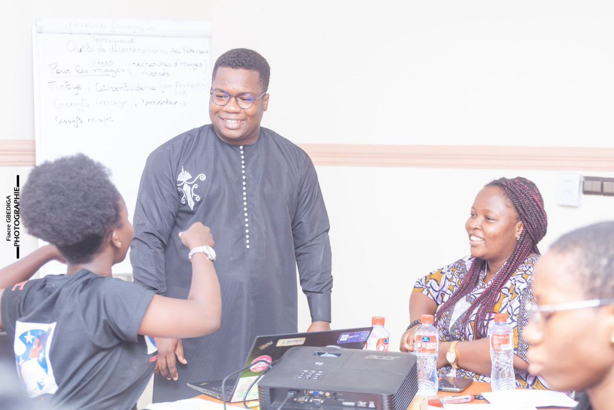 FillesActions's tweet photo. 📌 Découvrons internet, le digital et les réseaux sociaux.
8h-18h hier vendredi 12 août 2022 avec Mlle Madjidath OURO-DJERI & M. Emmanuel GANSE au dernier jour de l'atelier de formation des nouveaux adhérents de Filles en Actions.
Nos deux consultants formateurs 👇
1/ https://t.co/fbikmxXLT2