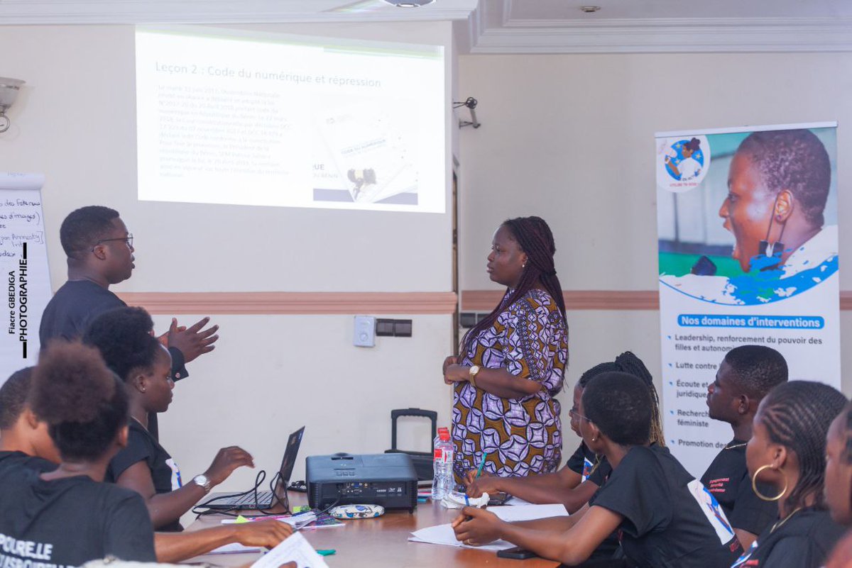 FillesActions's tweet photo. 📌 Découvrons internet, le digital et les réseaux sociaux.
8h-18h hier vendredi 12 août 2022 avec Mlle Madjidath OURO-DJERI & M. Emmanuel GANSE au dernier jour de l'atelier de formation des nouveaux adhérents de Filles en Actions.
Nos deux consultants formateurs 👇
1/ https://t.co/fbikmxXLT2