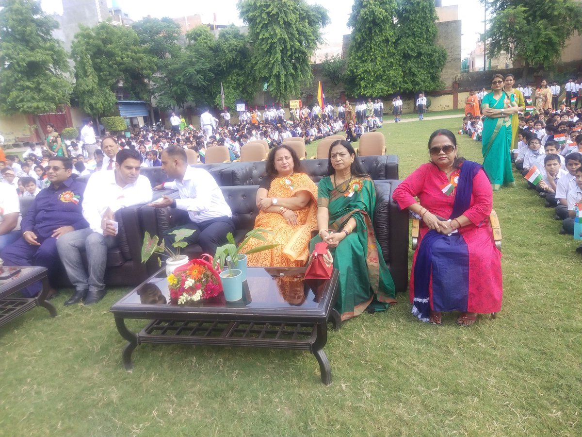 urmilasharma105's tweet photo. @dpcdelhi Dwarka Progressive Club is celebrating  Azadi ka Amrit  Mahotsav, with SDM Najafgarh Sh Vikram Singh  Ji at BVM school Najafgarh l https://t.co/fbzWCaHWoE