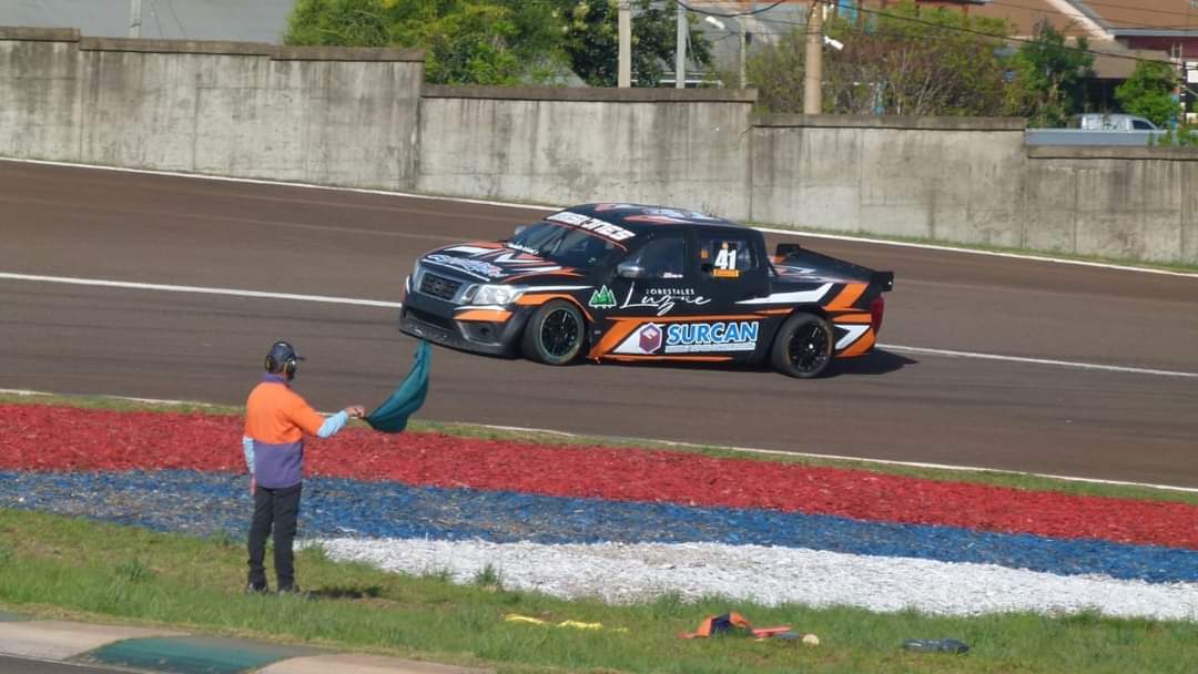 FeMADMisiones's tweet photo. #FEMAD CUERPO DE BANDERILLEROS Y DIRECTOR DE CARRERA FeMAD EN LA FECHA DEL MOURAS 🏁 ¡ÉXITOS! #Orgullo @actcargentina https://t.co/8Fo32lV6I1