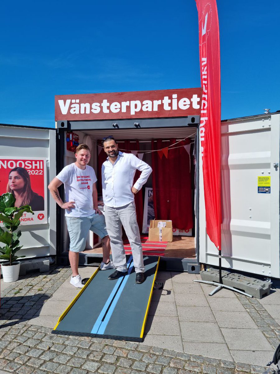 v_Sundbyberg's tweet photo. Valrörelsen är igång på allvar och vi är på plats i Rissne! ✊🌈❤️ @aliesbati @vansterpartiet 
Vi minns sjuksköterskorna kulturarbetarna, klimatnödläget, arbetsrätten, glöm inte att rösta!! 
#valet2022 https://t.co/9SZR0aUwSC