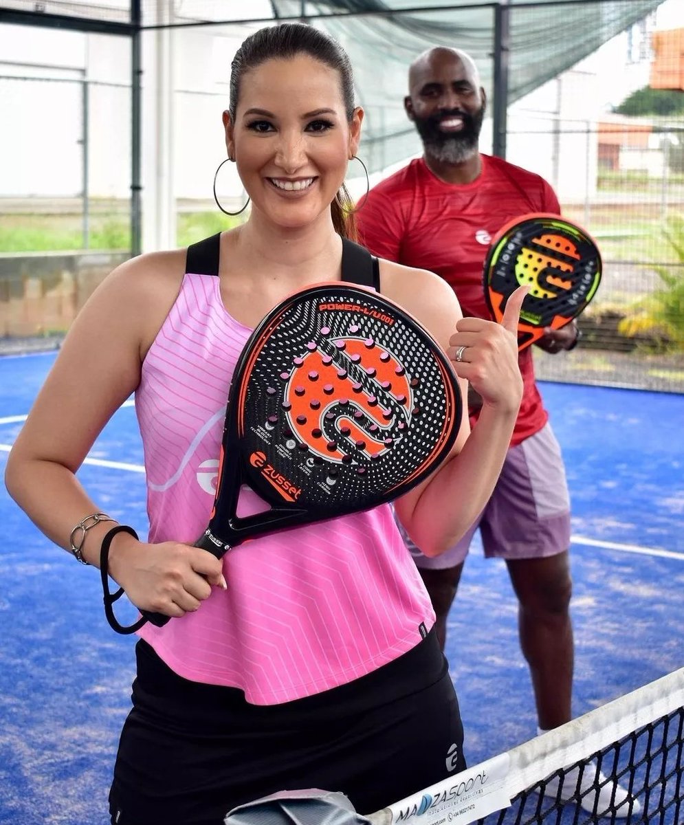 La talentosa y bellísima  @karenjordankj incursionando en el mundo del Padel 🎾 junto al Capitán @pinbaloy23 ⚽️