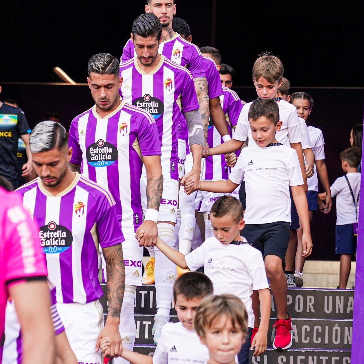 Elasticidad Golpe fuerte Llanura Real Valladolid C.F. on Twitter: "Menos de 3️⃣ horas para que llegue este  momento. RT si tú también estás nervioso. #RealValladolidVillarreal  https://t.co/7yY6P3dNNN" / Twitter