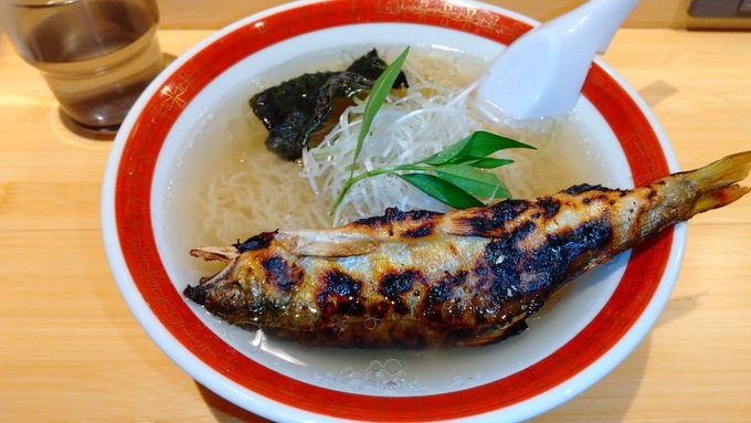 散財したので晩ごはんはもう少しリーズナブルなものをと思ってたら、近場に鮎ラーメンを見付けたので行ってきました(๑'ڡ`๑)
あっさりした鮎出汁スープに超細麺、骨が取ってあって頭から丸ごと食べれる鮎が丸一匹入ってました♪
鮎が美味しかったし、焼いた鮎の香ばしさがスープとマッチしてて良かった 