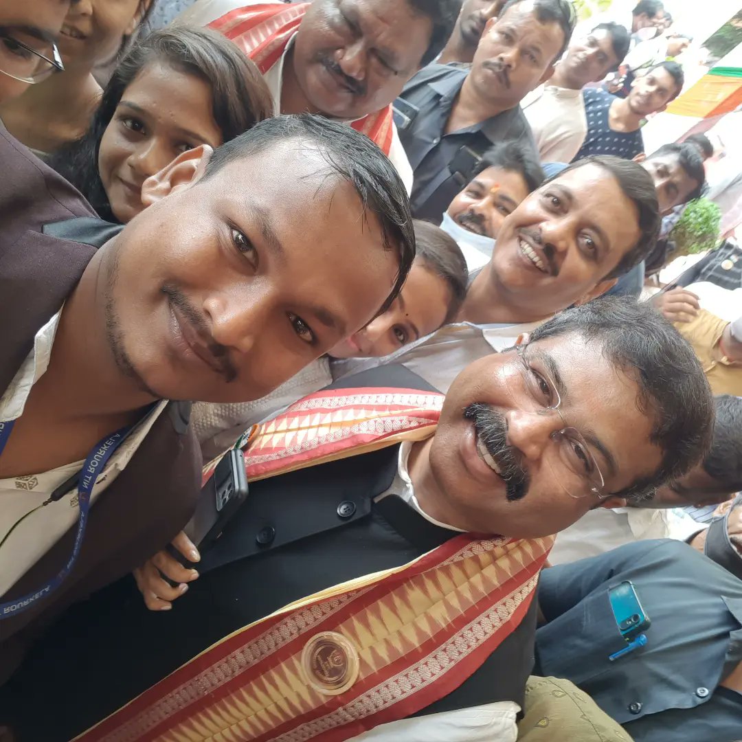 Krushna_chsahu's tweet photo. Here Im sharing some 🤳 with Chief guest and guests during the celebration of XIX Convocation in our august Institution @nitrourkela
@dpradhanbjp
@jualoram
@EduMinOfIndia 
 #19thconvocation #nitrkl #proudmoment https://t.co/1wM8qIAWY9