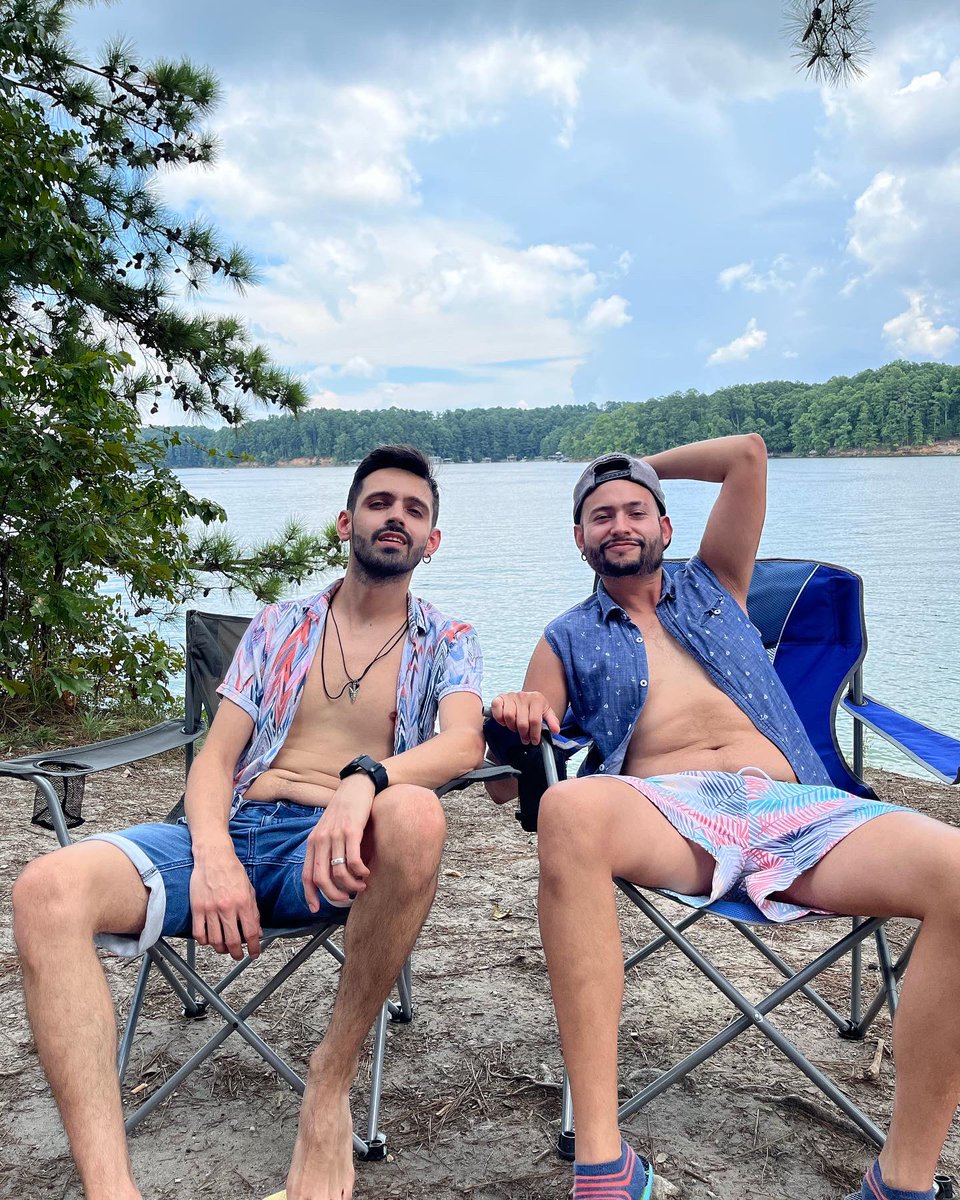 FredFabiOficial's tweet photo. Vivir libre, vivir feliz, sin complejos y tratando siempre de agradarnos a nosotros mismos, no a los demás ✌🏻👬
.
.
.
#fredfabi #atlanta #boys #gayboy #gayatlanta #gaycolombia #body #diverso #diversidad #cuerposdiversos #happy https://t.co/wtKM5JVnbE