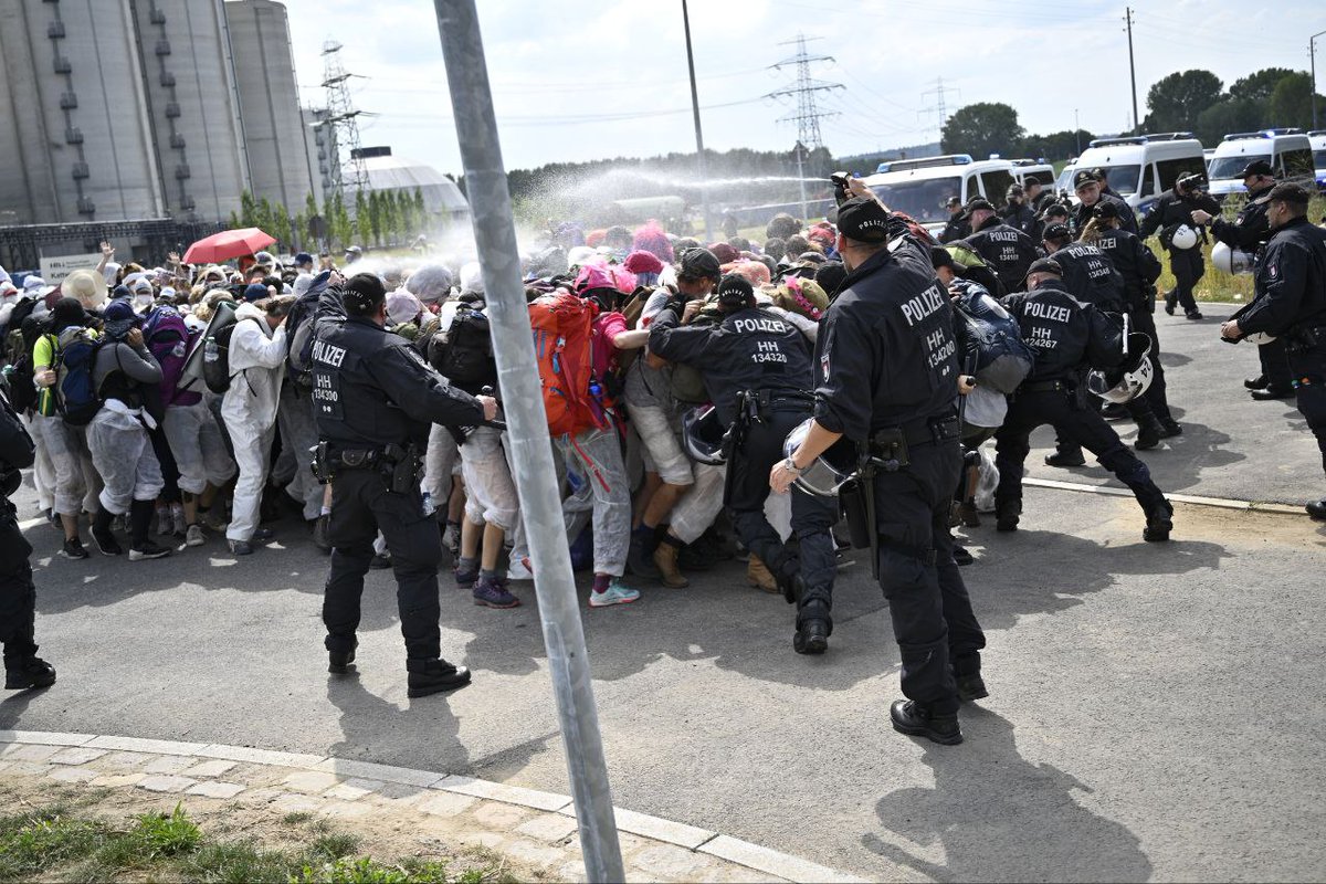 Ende__Gelaende's tweet photo. Kattwykbrücke am Kraftwerk Moorburg blockiert💪

Der Lila Finger wurde geteilt, die meisten blockieren das Tor des Kohlekraftwerks. Eine kleine Gruppe ist ausgebrochen und stoppt den Güterverkehr 🛑

Damit ist einer der letzten Wege des Hafens blockiert
#KolonialeGewaltStoppen https://t.co/bRkrmys8xD