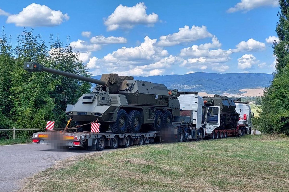 #Slovakia helping to protect innocent Ukrainian lives! Happy to confirm, that first 4 🇸🇰 Zuzana #Howitzers are in the hands of #Ukrainian armed forces ready to be deployed in defence against the Russian aggressors. 🇸🇰🤝🇺🇦 #slavaukraini <a href="/oleksiireznikov/">Oleksii Reznikov</a> #StrongerTogether