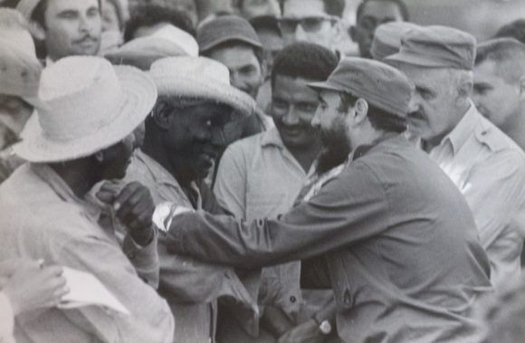 CAvilaRadio10's tweet photo. #FidelEntreNosotros Fidel y su pueblo, en cualquier circunstancia https://t.co/xl8zn5uHW3 #FidelPorSiempre @IzquierdoAlons1 @FctGallardo  @Gg_2014Sandra 
@chamberohoy @MaiteVegaP @CutinoMiladys @FctGallardo @SandoLopetey @SiempreYunior
@RadioChambas @mtycubanita1 @YoelkisH https://t.co/FCw1ZreYPD
