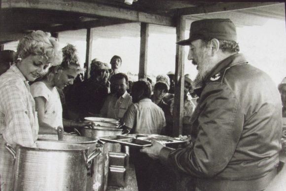 CAvilaRadio10's tweet photo. #FidelEntreNosotros Fidel y su pueblo, en cualquier circunstancia https://t.co/xl8zn5uHW3 #FidelPorSiempre @IzquierdoAlons1 @FctGallardo  @Gg_2014Sandra 
@chamberohoy @MaiteVegaP @CutinoMiladys @FctGallardo @SandoLopetey @SiempreYunior
@RadioChambas @mtycubanita1 @YoelkisH https://t.co/FCw1ZreYPD