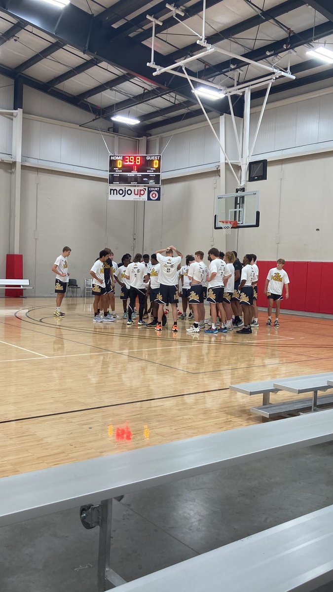 LGreenwellHoops's tweet image. Just got done stretching and breaking into position groups. Guards , Wings, and Forwards. #KG24