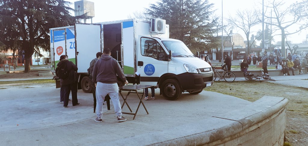 zonaveintisiete's tweet photo. Arrancamos el sábado tempranito con el Operativo de zoonosis en Plaza Manuelita,   hoy y desde el martes hasta el jueves se podrán castrar y vacunar mascotas. @NigroFrancisco 
@SabiiiLop#TrabajandoParaElVecino 
#CoordinadoraRebecaCapurro 
#GestionJaimeMendez https://t.co/aNVH6Q8NtC