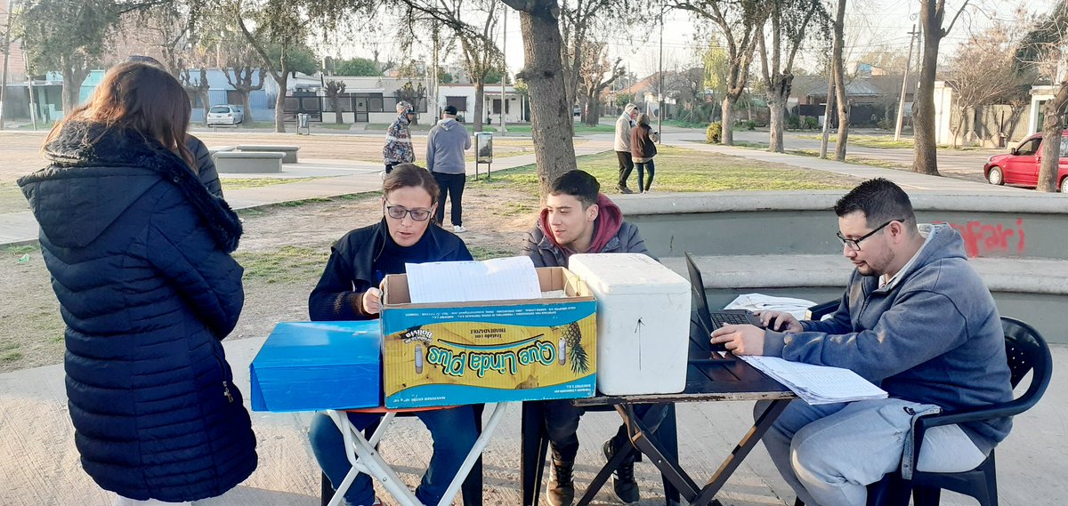 zonaveintisiete's tweet photo. Arrancamos el sábado tempranito con el Operativo de zoonosis en Plaza Manuelita,   hoy y desde el martes hasta el jueves se podrán castrar y vacunar mascotas. @NigroFrancisco 
@SabiiiLop#TrabajandoParaElVecino 
#CoordinadoraRebecaCapurro 
#GestionJaimeMendez https://t.co/aNVH6Q8NtC