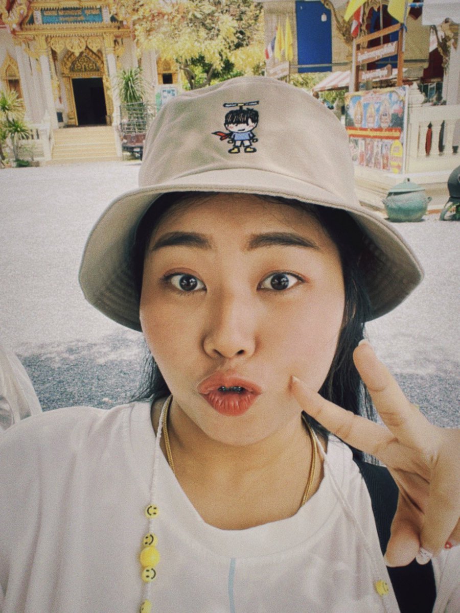 BenSubenjaa's tweet photo. มาเที่ยวแต่พาคอปเตอร์มาด้วย ... หมวกของคุณ CTR ช่วยกันความร้อนได้เยอะเลย 😉💙
ถึงจะใหญ่ไปหน่อยแต่ไม่เป็นไร ตอนใส่หมวกและใส่แมส = ไม่เห็นหน้าเลยจ้าาา ปิดหมด 555555555
คนออกแบบหล่อ หมวกก็สวย เราชอบมาก ... หมายถึงชอบคนออกแบบหมวกอะ 🤪
#CTRGoods https://t.co/fuAWVFFVRJ