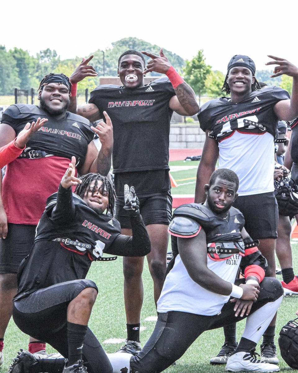 DU_Football's tweet photo. 🚨 3 more weeks until it’s showtime 🚨

#DUFB22 | #WIN https://t.co/S7PPMBfxAz