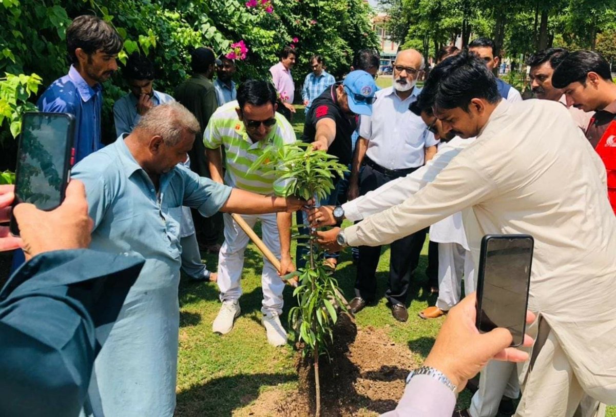RwpVForce's tweet photo. .@CommissionerRwp @Noormengal_

Plantation activity today at Benazir Bhutto Hospital organized by Rawalpindi V-Force

Let's continue the mission for a  @CleanGreenPK 

@CS_Punjab @Plant4Pak @dfopub 

#PakistanZindabad 🇵🇰 https://t.co/OlBHc7QCuC