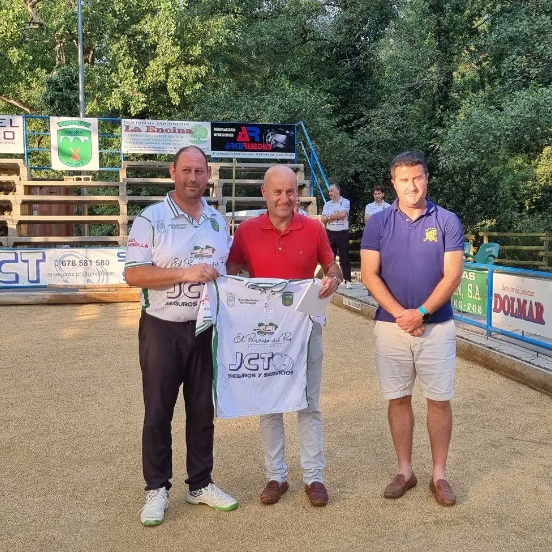 LuisSaudo4's tweet photo. Nos ha dado tiempo hoy a participar en el homenaje de la P.b. Oruña, a Vidal Celis, de Rucecan, en el último partido de liga frente a Casa Sampedro. Qué importante es el mecenazgo privado para el deporte. Enhorabuena. #bolopalma #rucecan #oruña. https://t.co/2zAPOOEM1a