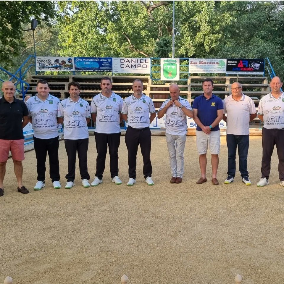 LuisSaudo4's tweet photo. Nos ha dado tiempo hoy a participar en el homenaje de la P.b. Oruña, a Vidal Celis, de Rucecan, en el último partido de liga frente a Casa Sampedro. Qué importante es el mecenazgo privado para el deporte. Enhorabuena. #bolopalma #rucecan #oruña. https://t.co/2zAPOOEM1a