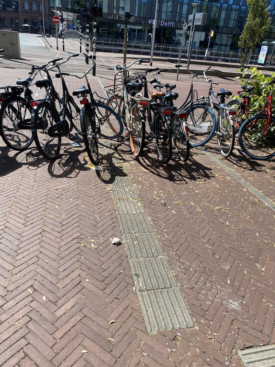 LaStorm's tweet photo. @GemeenteDelft het blijft moeilijk om dit vrij te houden helaas. Kan dit ajb opgeruimd worden? Is tegenover het station https://t.co/XcesDOt0wk