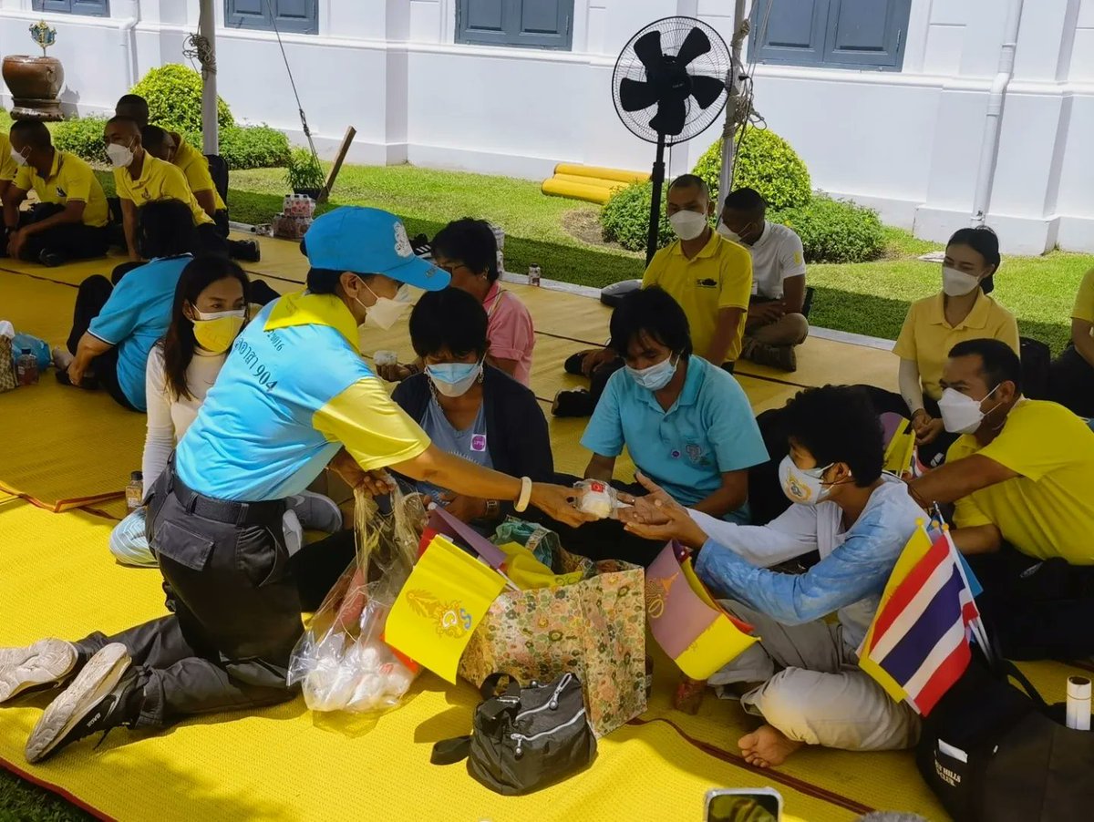 CavalryTank1017's tweet photo. พ.ท.ธรรม์  มาลัยทอง
ผบ.ม.1 พัน.17 รอ.
ได้แจกจ่าย อาหารว่าง(ซาลาเปา) ให้กับประชาชนที่ได้มาร่วมเฝ้าฯ รับเสด็จ
เนื่องในโอกาสพระราชพิธีเฉลิมพระชนมพรรษา สมเด็จพระนางเจ้าสิริกิติ์ พระบรมราชินีนาถ พระบรมราชชนนีพันปีหลวง ณ พระบรมมหาราชวัง
#รับเสด็จ #วันแม่แห่งชาติ https://t.co/V3oTsmBu6R