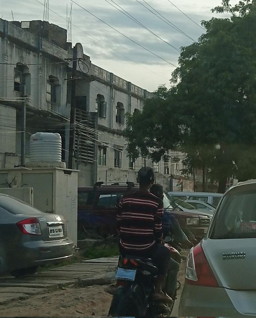 divya_jha's tweet photo. Even bike follow pandemic protocols...number plate in mask near BHEL RC Puram circle
@HyderabadTraff1 @cyberabadpolice @hydcitypolice 
#Hyderabad #hyderabadtraffic https://t.co/4cNVz32bDP