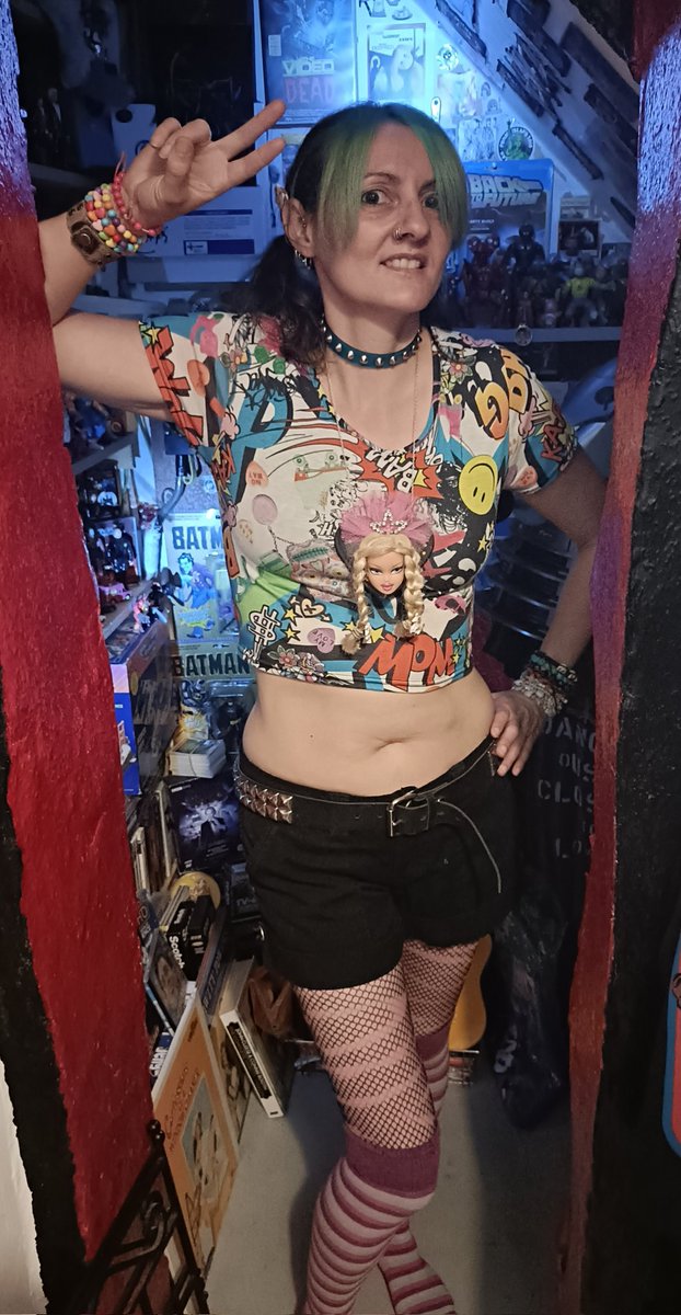 Kittigirl667's tweet photo. My most recent charity shop treasures! π #preloved #prelovedfashion #charityshopfind #charityshopfinds #charityshopping #greenhairgirl #greenhair #shorts #fishnettights #studdedcollar #studdedbelt #myheroacademia #kneehighsocks #kawaii #allthecolors#allthecolours #patternclash https://t.co/HycoagUZ2H