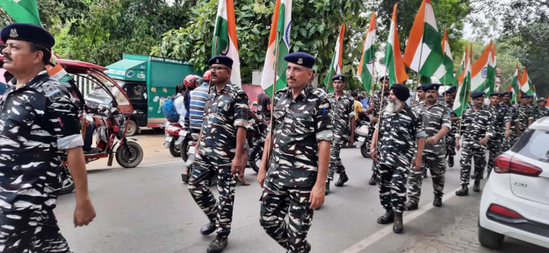 34BnCRPFNagaon's tweet photo. District Administration Nagaon organised mass #FlagRally as a part of #HarGharTiranga campaign under the supervision of Dc Nagaon &amp; 2ic 34 Bn crpf The Tri-colour flag is a symbol of pride &amp; represents national integrity and signifies. 
@crpfindia 
@east_zone 
@dc_nagaon https://t.co/NykItPbWTe