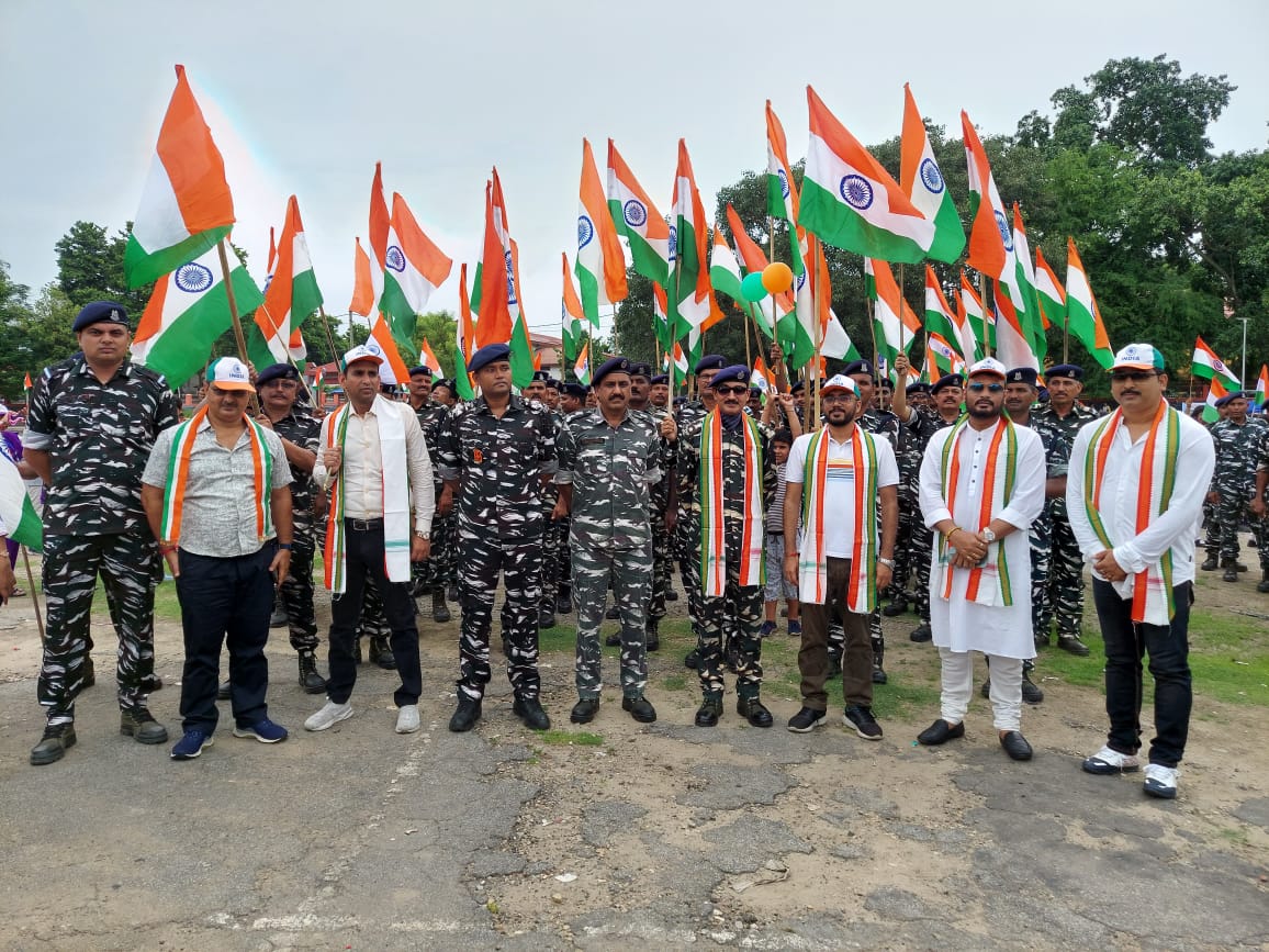 34BnCRPFNagaon's tweet photo. District Administration Nagaon organised mass #FlagRally as a part of #HarGharTiranga campaign under the supervision of Dc Nagaon &amp; 2ic 34 Bn crpf The Tri-colour flag is a symbol of pride &amp; represents national integrity and signifies. 
@crpfindia 
@east_zone 
@dc_nagaon https://t.co/NykItPbWTe