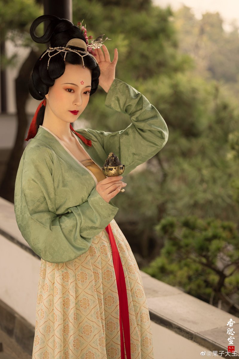 『宋製•宋抹對襟短衫&百褶裙』 Traditional female dress • Straight sleeve outer coat ...
