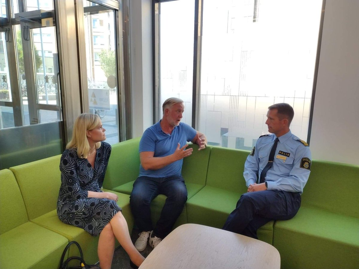 Efter en något lugnare period har skjutvapenvåldet på nytt eskalerat i Malmö. Jag och <a href="/JohanPehrson/">Johan Pehrson</a> träffade igår biträdande polisområdeschefen @MattiasSigfrid1 för att skaffa oss en lägesbild.