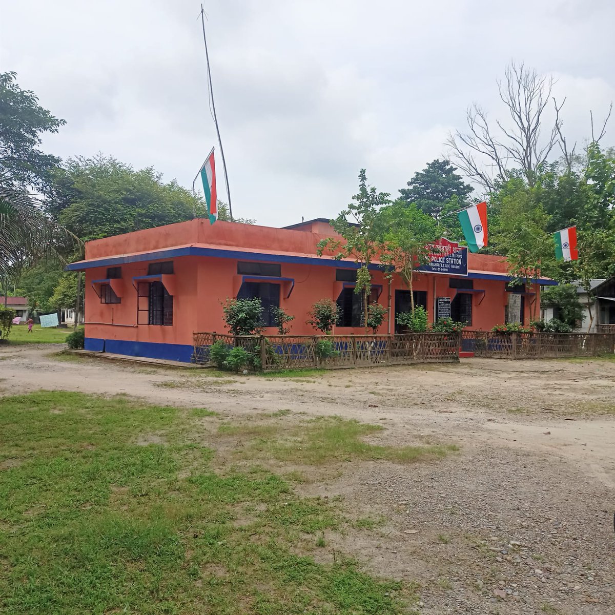 KokrajharPolice's tweet photo. Flag hosting at #Dotma PS.
#AzadiKaAmritMahotsav #HarGharTiranga
#HarGharTirangaAssam
@PMOIndia @HMOIndia @MinOfCultureGoI
@CMOfficeAssam @himantabiswa @DGPAssamPolice
@assampolice https://t.co/CuxIMJaezO