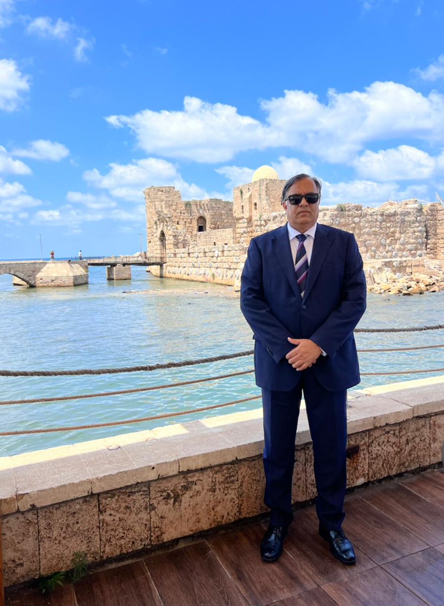 SuhelAKhanIFS's tweet photo. Clear blue sky, nice cool breeze and beautiful warm weather.
#SummerInLebanon.
In front of Sea Castle, Saida. https://t.co/mqOGgDRBjH