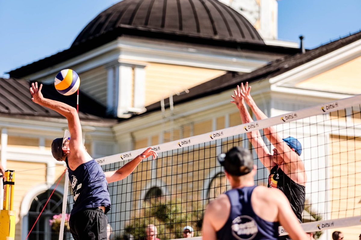 bvsuomi's tweet photo. .@TeppoPulkkinen / Pekka Piippo miesten SM-pronssille. Pronssipelissä Joona Ilomäki / Akseli Kouki joutuivat tunnustamaan heidät paremmakseen 21-19, 21-18. Piipolle SM-mitali oli jo 11:s ja Pulkkisellekin viides.

#SMbeach https://t.co/EQaFTzAZjy