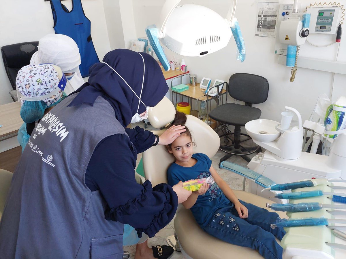 Tika_Turkiye's tweet photo. TİKA'nın gönüllü elçileri #Ürdün'deki Gazze Mülteci Kampında sağlık taraması yaptı👩‍⚕️👨‍⚕️

📍Tecrübe Paylaşım Programı kapsamında 3 tıp ögrencisi, 2 hemşire, 1 fizyoterapist ve 1 eczacıdan oluşan ekip kalça çıkığı ve omurga bozukluğu olan 60 bebeğe de kalça abdüksiyon ortezi taktı https://t.co/yMaR7Vnot3