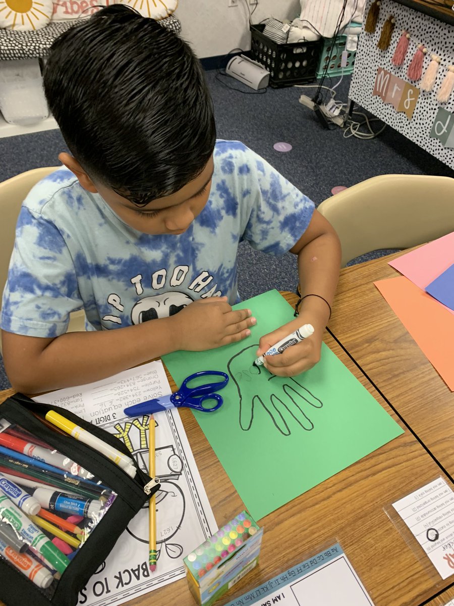 teachsarjohnson's tweet photo. We finalized our class promise after spending the first three days of school together and seeing what agreements were important and could be agreed on. Students made their promise by tracing, coloring, and signing their hand #classpromise @KingJames @rountreerr https://t.co/bhhXFmcRNJ