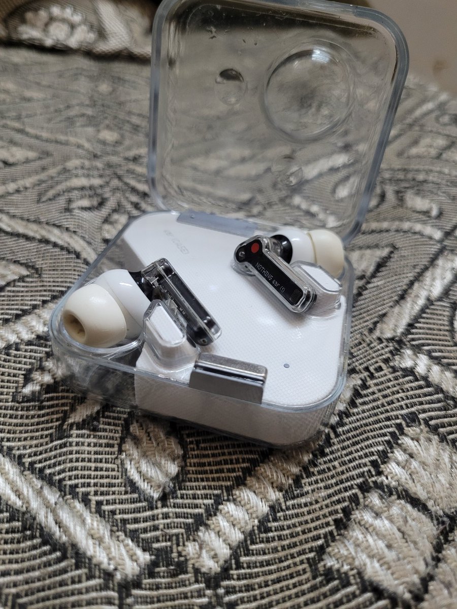 TSiddesh's tweet photo. I have a very important question for you, Mr. @getpeid Why the magnet related disfunction doesn't counts in manufacturing defects? Isn't it a part of manufacturing? I had charging &amp; pairing issues with the case but b4 I could visit service center, a magnet came off. https://t.co/TgEaHt6Tco