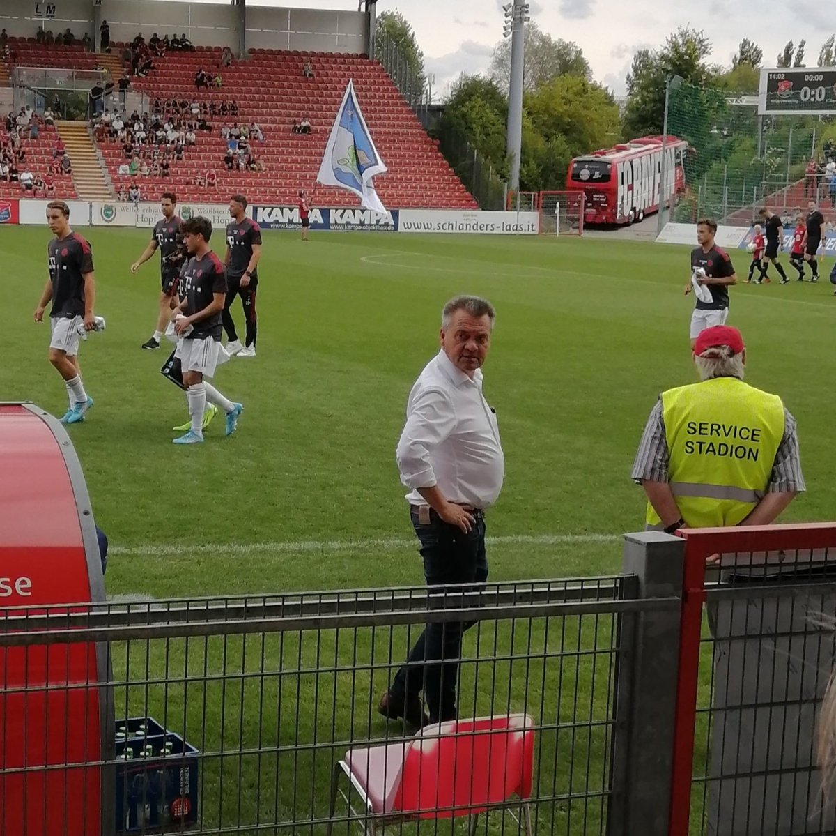 OidaMinga's tweet photo. #schwabl |) 😉
Ex #Sechzig #Haching #FCBayern
#UHGFCB https://t.co/XPv0MHG2SM