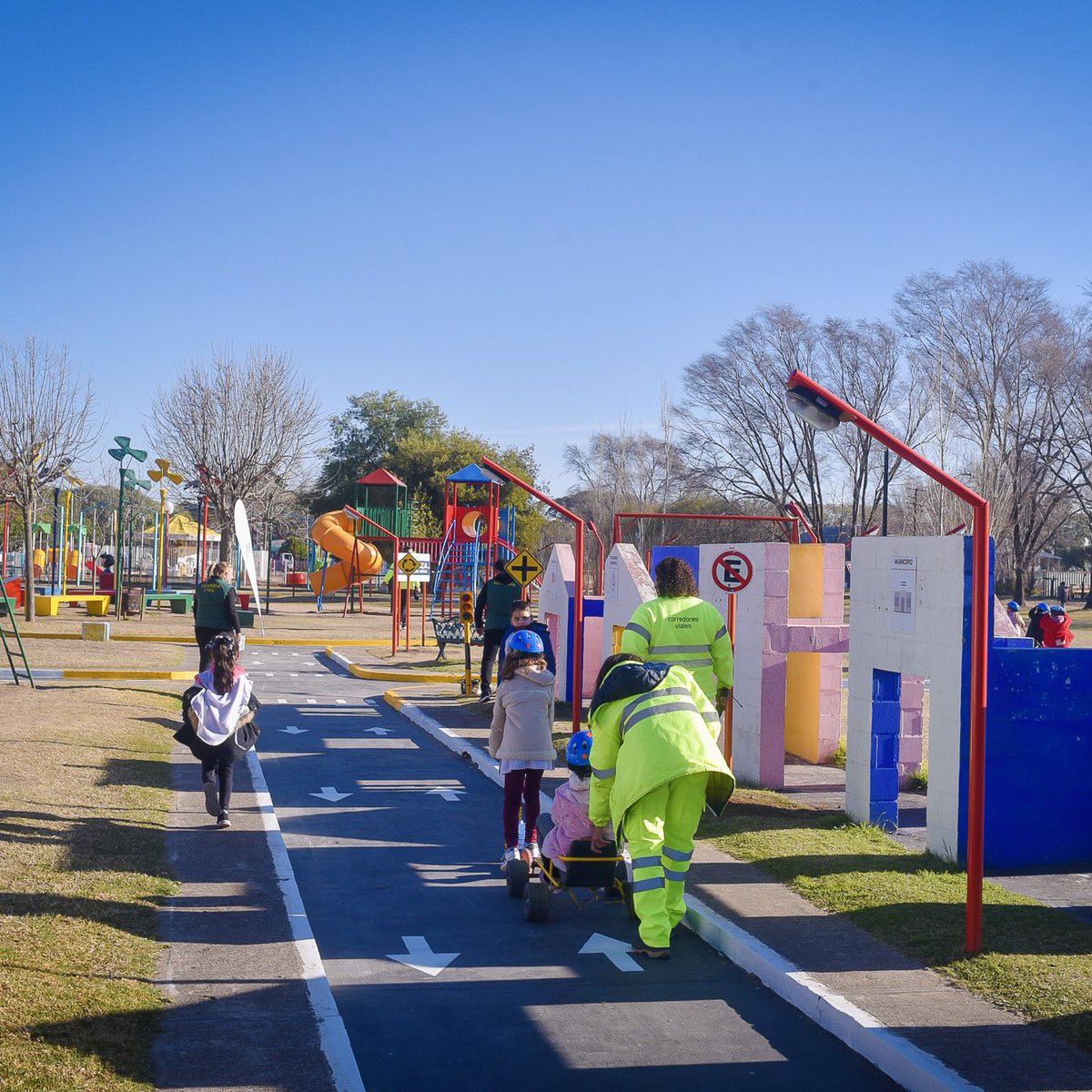 CorredoresAR's tweet image. 📌Hoy realizamos la jornada de #Seguridad con el objetivo de enseñar #EducacionVial a los niños y niñas de la provincia de #Córdoba.
 
Se llevó a cabo en la localidad de #LagunaLarga con la participación  de jardines y escuelas locales.