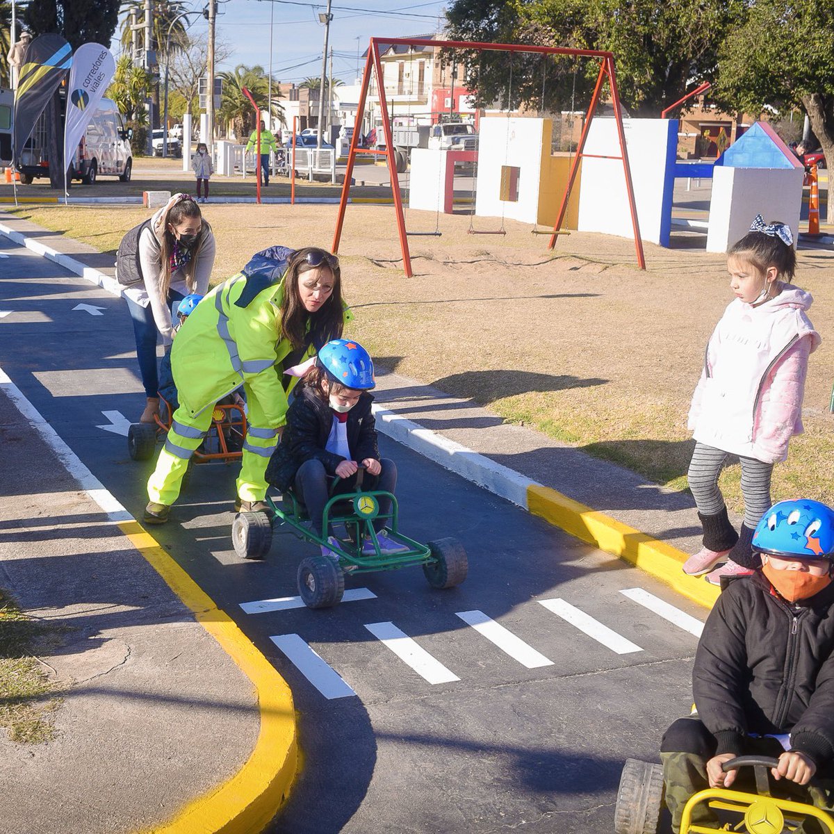 CorredoresAR's tweet image. 📌Hoy realizamos la jornada de #Seguridad con el objetivo de enseñar #EducacionVial a los niños y niñas de la provincia de #Córdoba.
 
Se llevó a cabo en la localidad de #LagunaLarga con la participación  de jardines y escuelas locales.