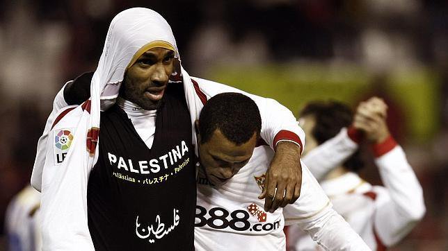 Este año los partidos de la Liga española se retransmitirán en TV con una bandera de Ucrania. En 2009 Kanouté fue sancionado con 3.000€ por una camiseta en apoyo a Palestina. Lo dejaron solo y señalado, pagó la multa y dijo:"Una vida europea no tiene más valor que una palestina"