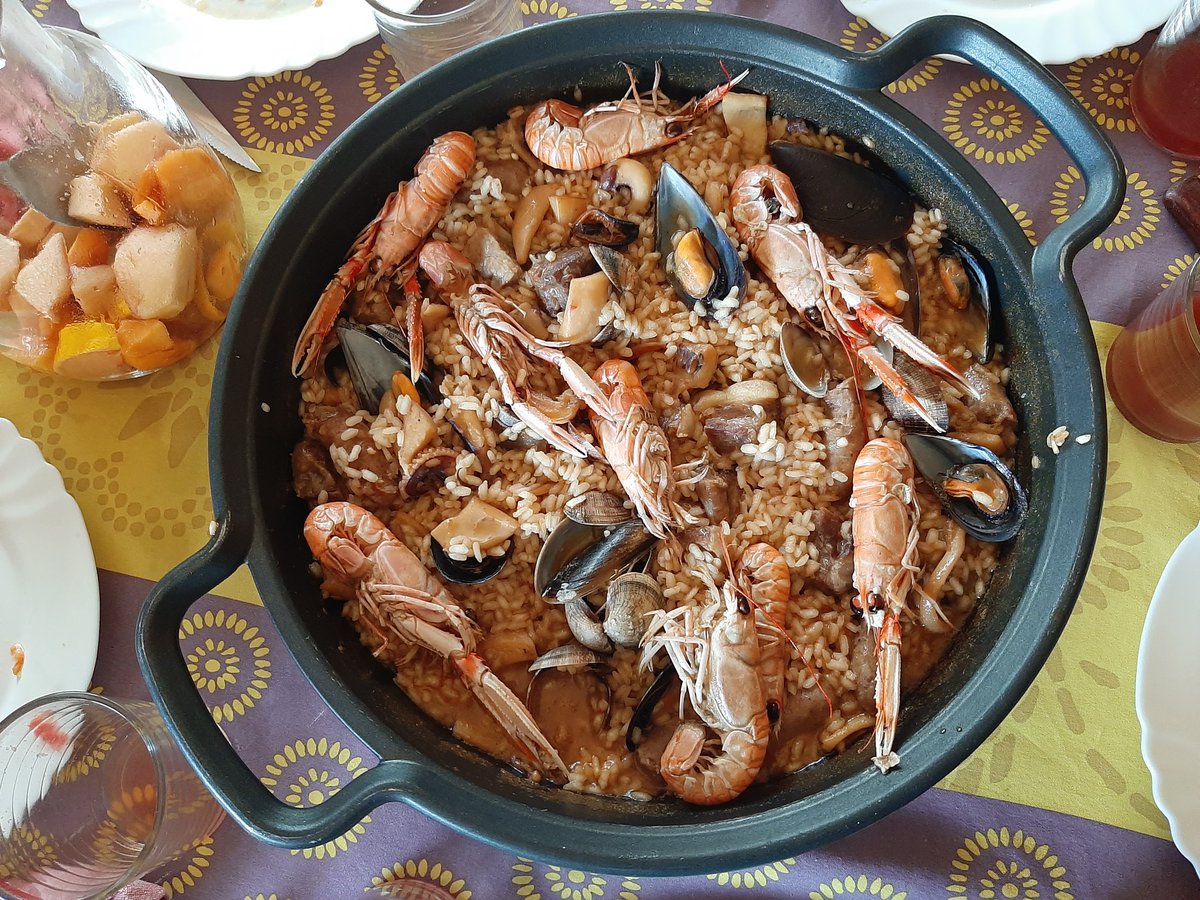 VilellaEva's tweet photo. Holiday mood #paella #sangria 🥘🍷 #familytime #relax https://t.co/HoUx1GLW2n