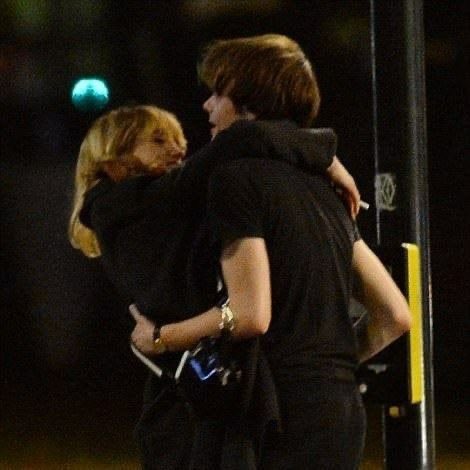 ronancehive's tweet photo. Natalia Dyer and Charlie Heaton have a love straight out of the movies https://t.co/iq8ZGlwy9R