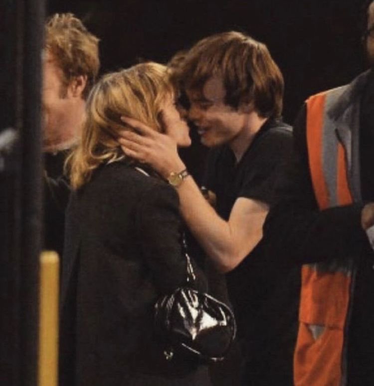 ronancehive's tweet photo. Natalia Dyer and Charlie Heaton have a love straight out of the movies https://t.co/iq8ZGlwy9R