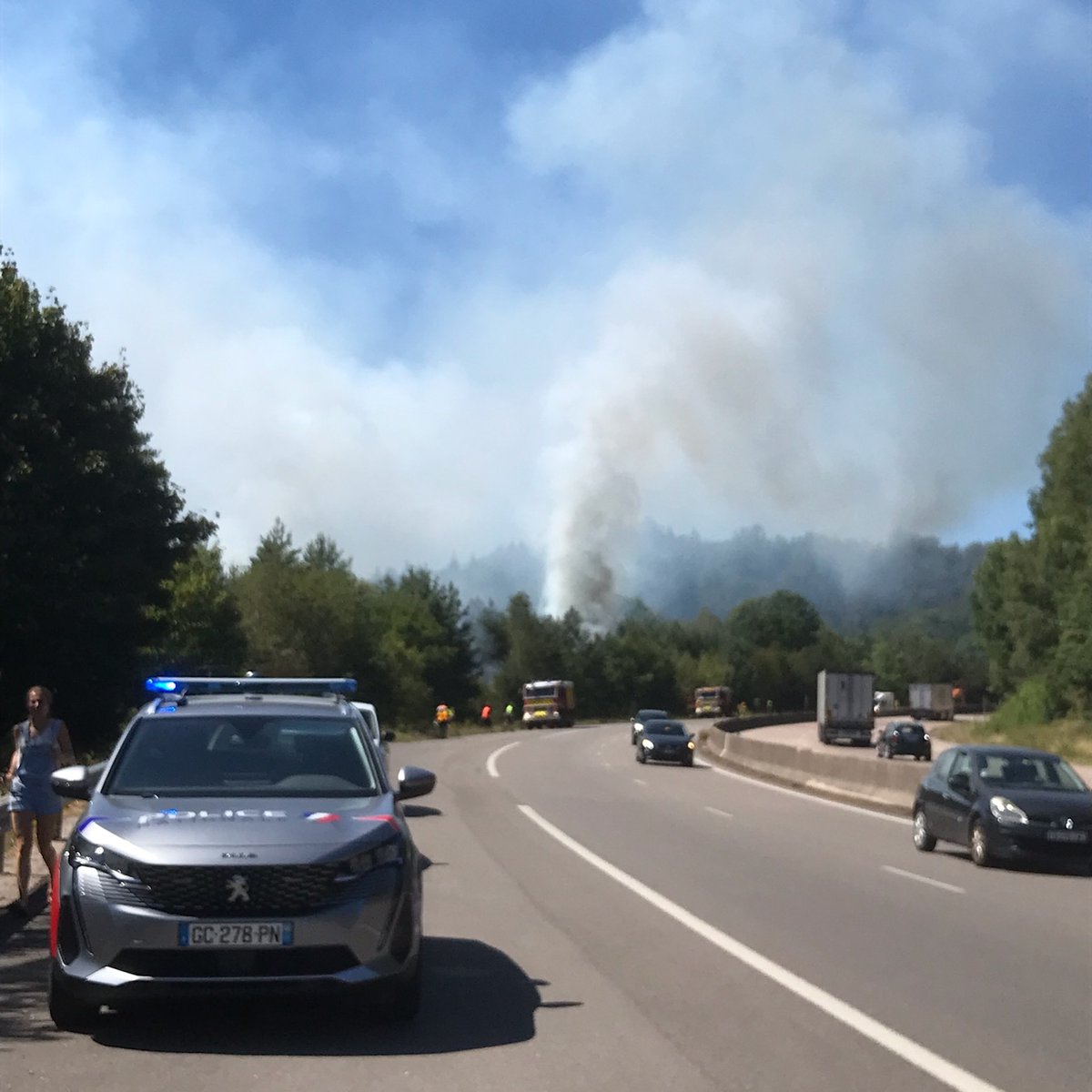 SDIS88's tweet photo. [Opération]

Départ de feu dans une sapinière à proximité de la #RN57 à #epinal 🔥🔥🌲

⛔RN57 fermée entre Centre des congrès et Arches
⚠️Prudence aux abords du sinistre, n'approchez pas

N'appelez les secours au 18/15/112 qu'en cas d'urgences📞☎️

@COZ_EST @Prefet88 #DIREst https://t.co/cDUY3RYCtS