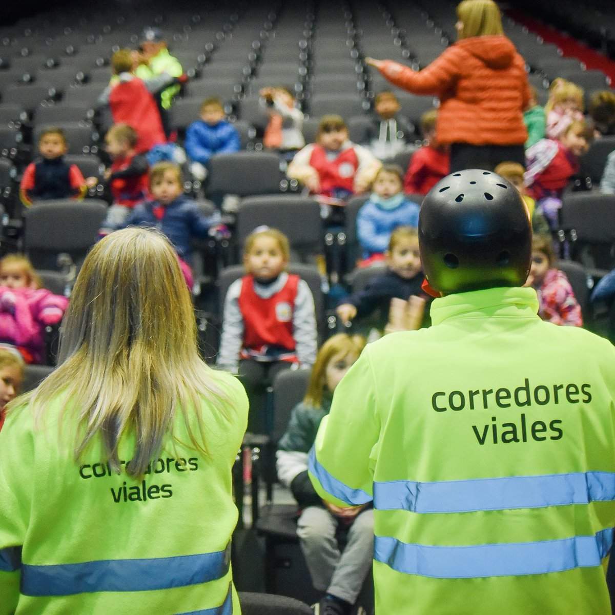 CorredoresAR's tweet image. 👷🏼‍♀️👷🏽Profesionales de #SeguridadVial, brindaron charlas informativas sobre la importancia respetar todas las señales de tránsito.
 
⛔Establecimos un circuito de señalización vial para que, a partir del juego, las y los niños pudieran poner en práctica todo lo aprendido.