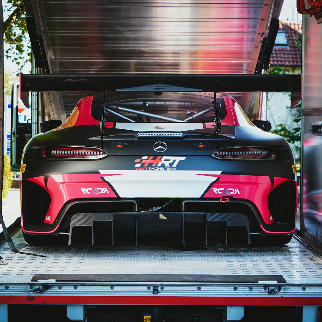 uol_simracing's tweet photo. 📸A very special delivery reached the @rcadia_official  this morning. 😍
A real @DTM Mercedes-AMG GT3 in a combined livery design of #UOL and #HRT. 🔥 
Huge thanks to @amgmotorsport, @janseyffarth and @hauptracingteam for making it happen.

#UOLWIN🦄 | #ThinkPink | #AMGEsports | https://t.co/VP8nKIPVqq