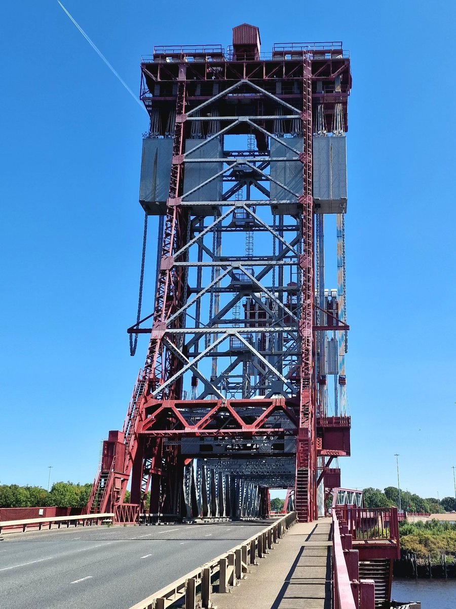 The Newport Bridge. This stunning vertical roadway lift bridge has been idle for a long time now. Can't recall the last time I saw the deck lifted.

#NewportBridge #Verticaldecklift #RiverTees