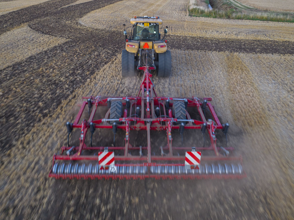 RockscapeCrowle's tweet photo. As the Xerion is being used for rape drilling, we have been keeping the cultivations going with the Terrano and the challenger.
#challengertractor #Rockscape #horschterrano #britishfarming #cultivations https://t.co/YU0XwDy1fu