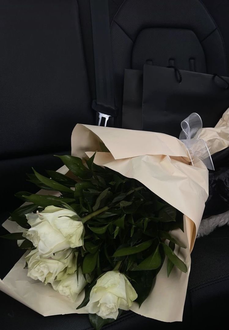 Maachiii mamasss-!! Udah kasih naka kue sama bunga dan ngajak naka jalan jalan malem ini xixixi